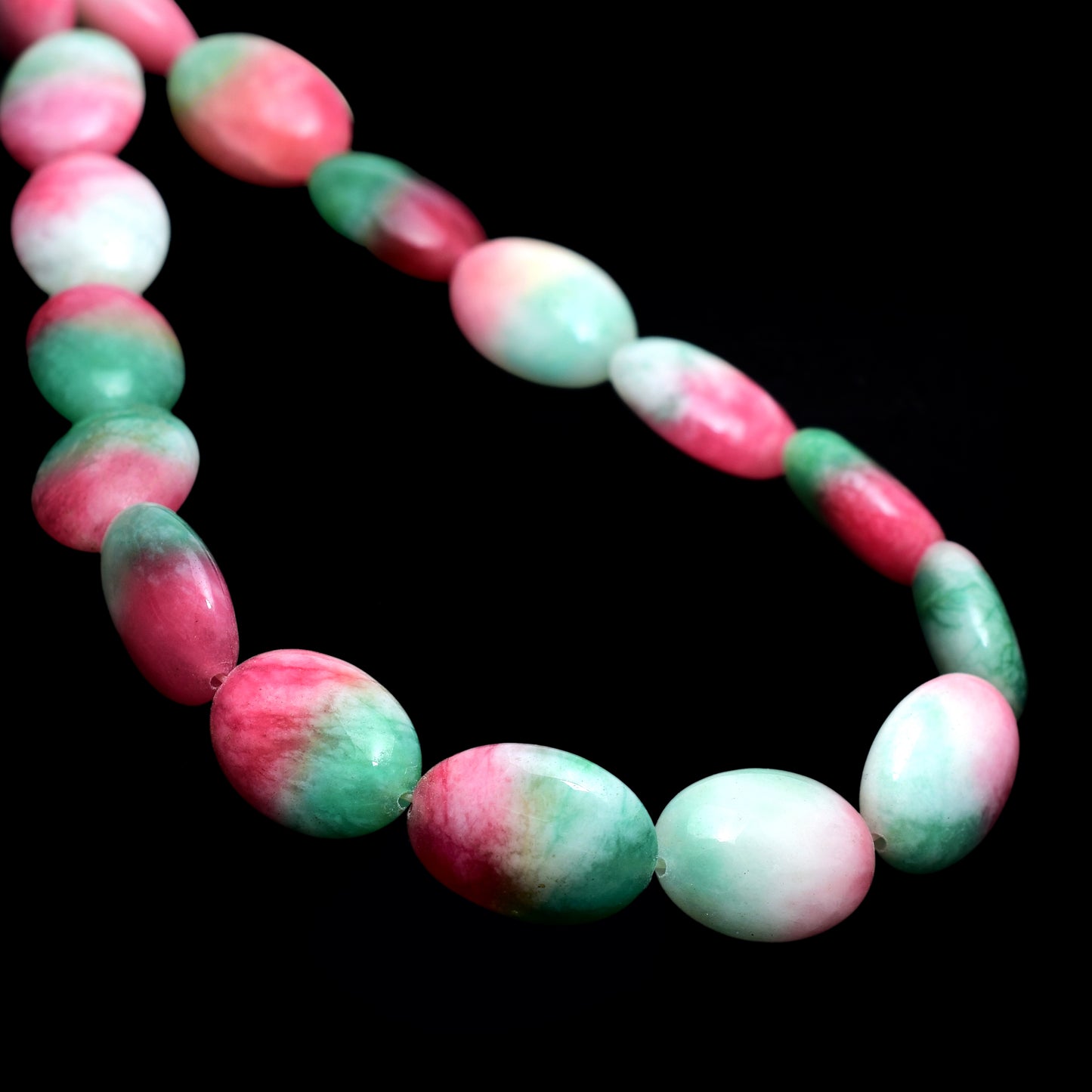 Kamal Gems | Green-Red Oval-Shaped Onyx Beads, 15"